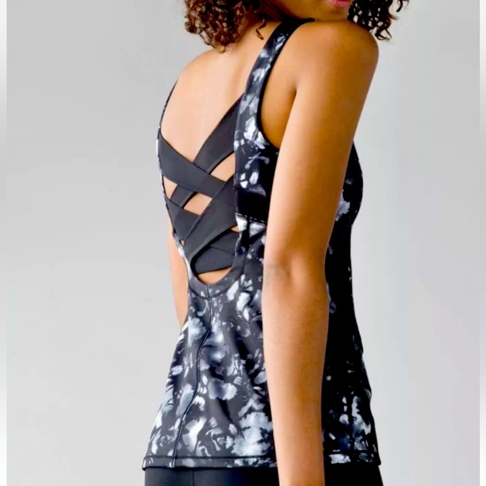LULULEMON RISE AND FLOW DUSK DYE WHITE BLK TANK STRAPPY LUXTREME SIZE 4 PTP 13”
